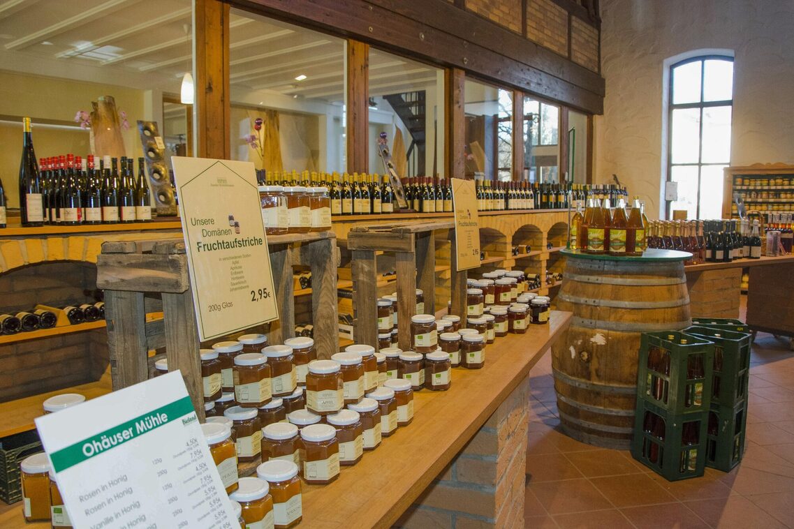 Markthalle in Domäne Mechtildshausen mit frischen Produkten