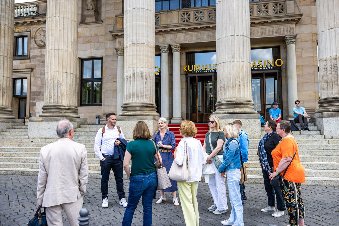 Gruppe an Personen bei einer Führung durch Wiesbaden
