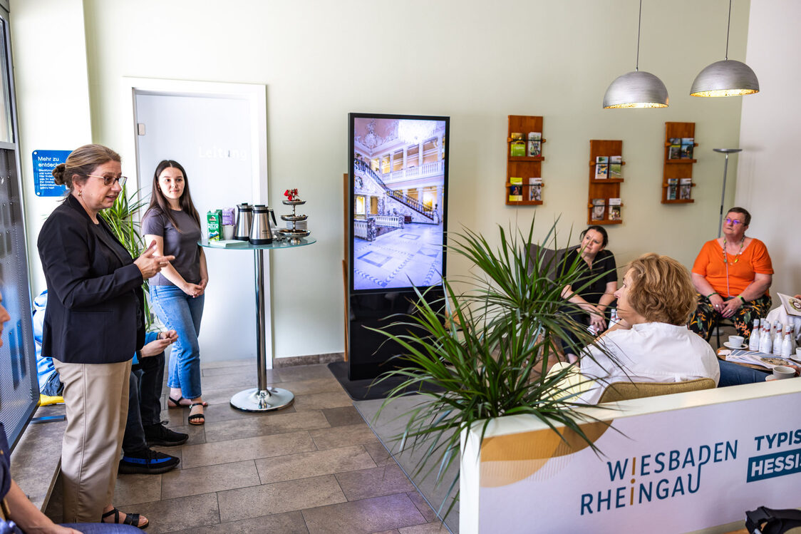 Gruppe an Personen bei einem Vortrag in der Tourist Info Wiesbaden