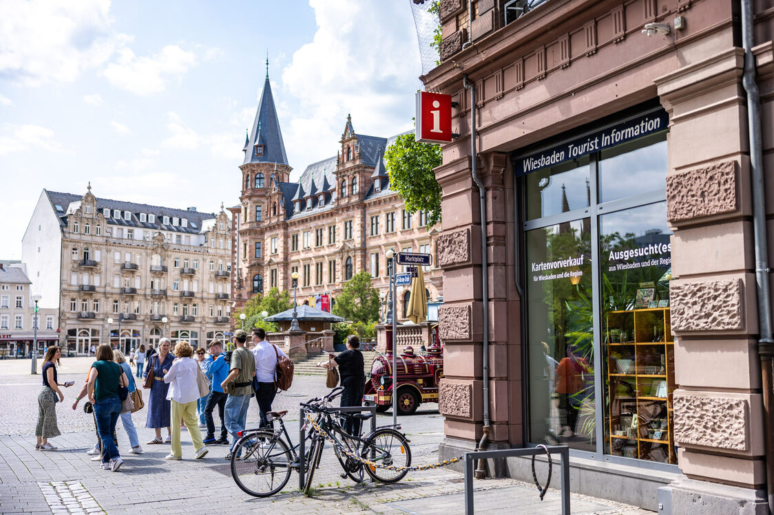 Gruppe an Personen bei einer Führung durch Wiesbaden