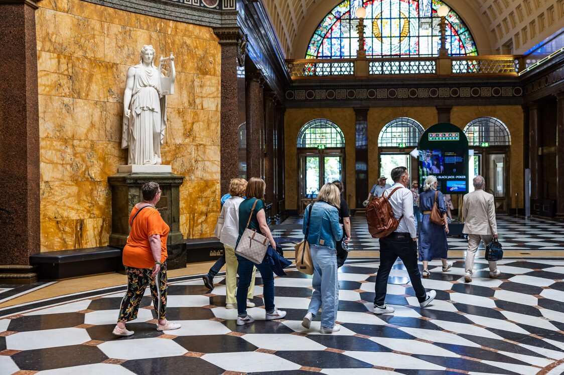 Gruppe an Personen bei einer Führung durch das Kurhaus Wiesbaden