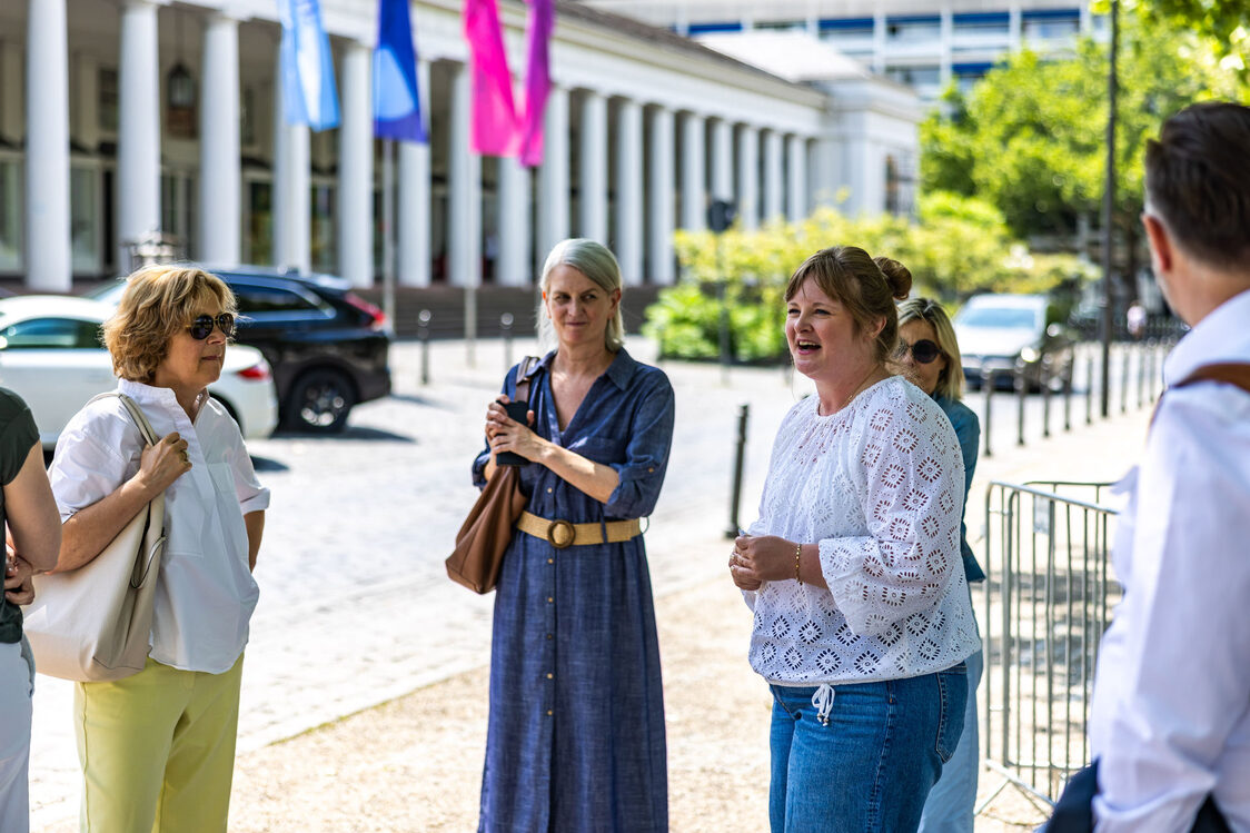 Gruppe an Personen bei einer Führung durch Wiesbaden