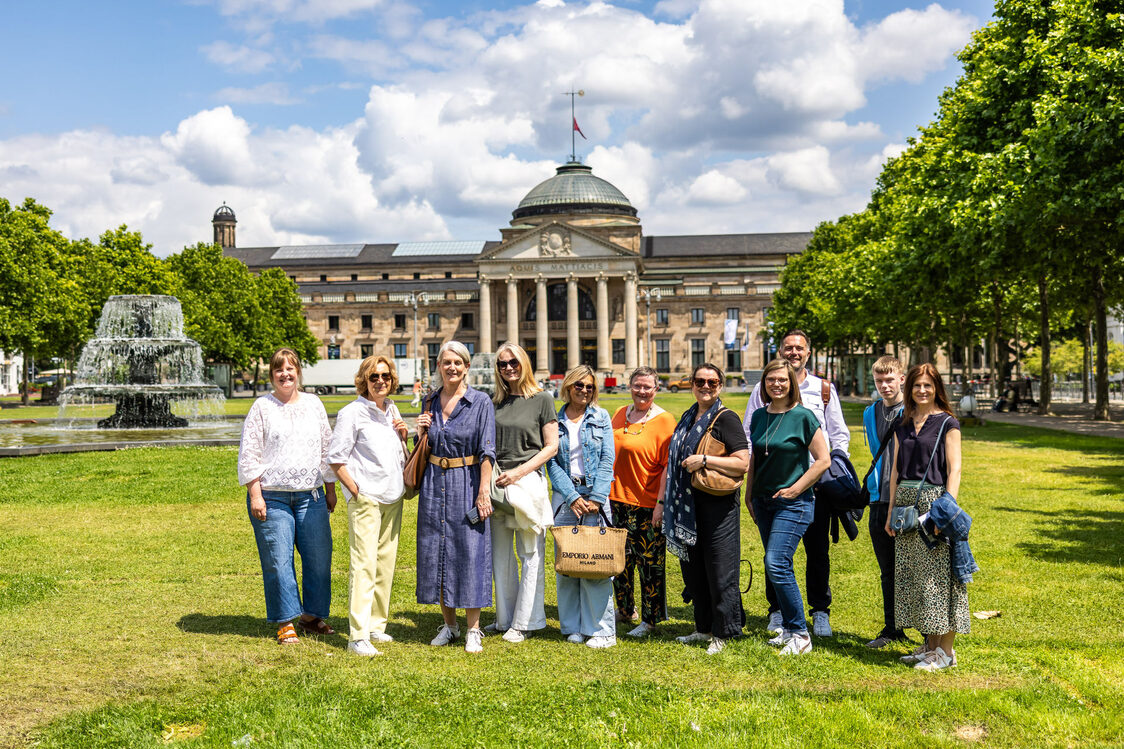 Gruppe an Personen vor dem Kurhaus Wiesbaden
