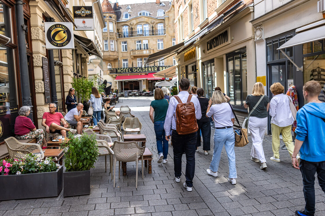 Gruppe an Personen bei einer Führung durch Wiesbaden