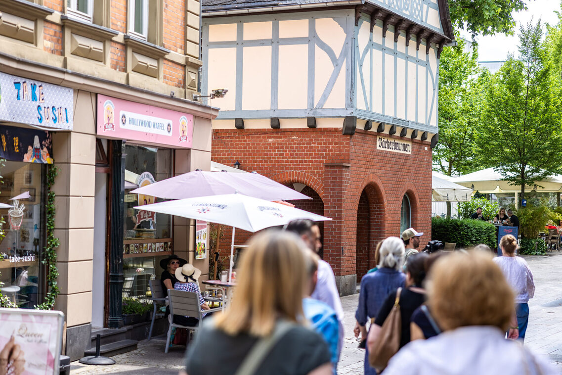 Group of people on a guided tour of Wiesbaden