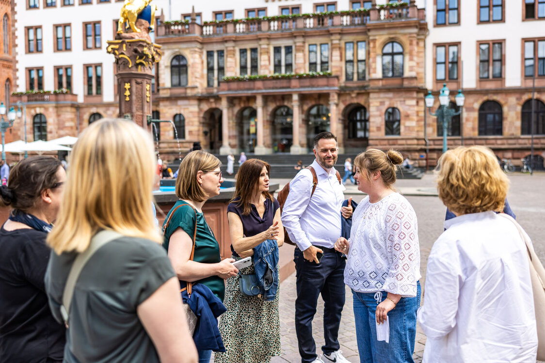 Gruppe an Personen bei einer Führung durch Wiesbaden