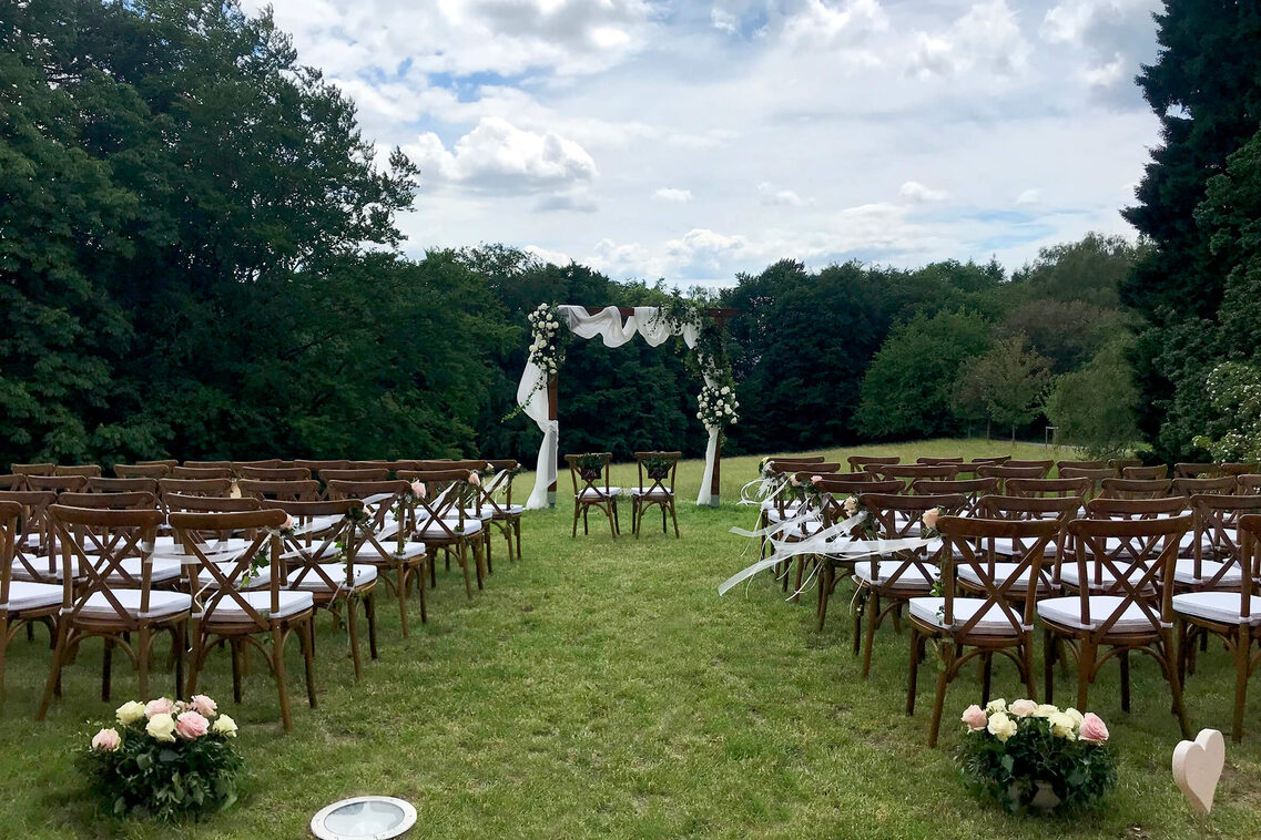 Hochzeitszeremonie hinter dem jagdschloss Platte