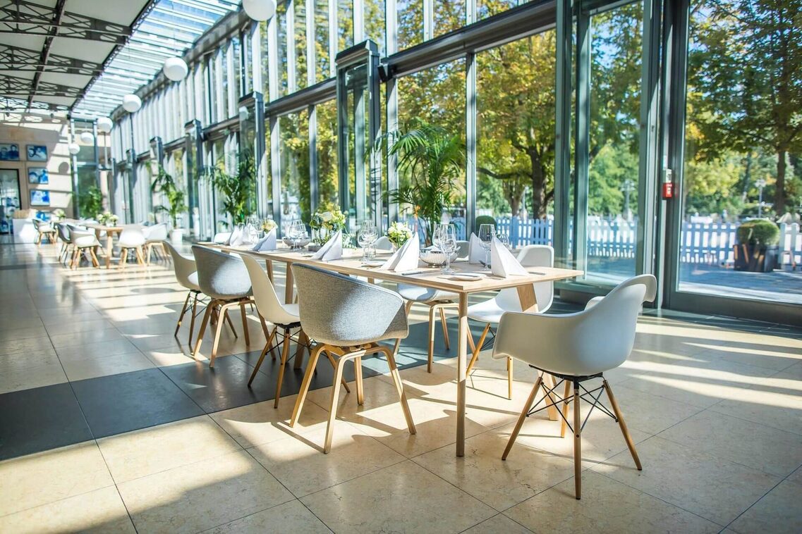 Wintergarten mit Blick ins Grüne im Kurhaus