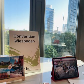 Stand Convention Wiesbaden mit Ausblick auf die Skyline