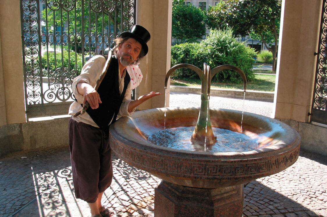 Ein Mann mit Kochbrunnen am Kranzplatz
