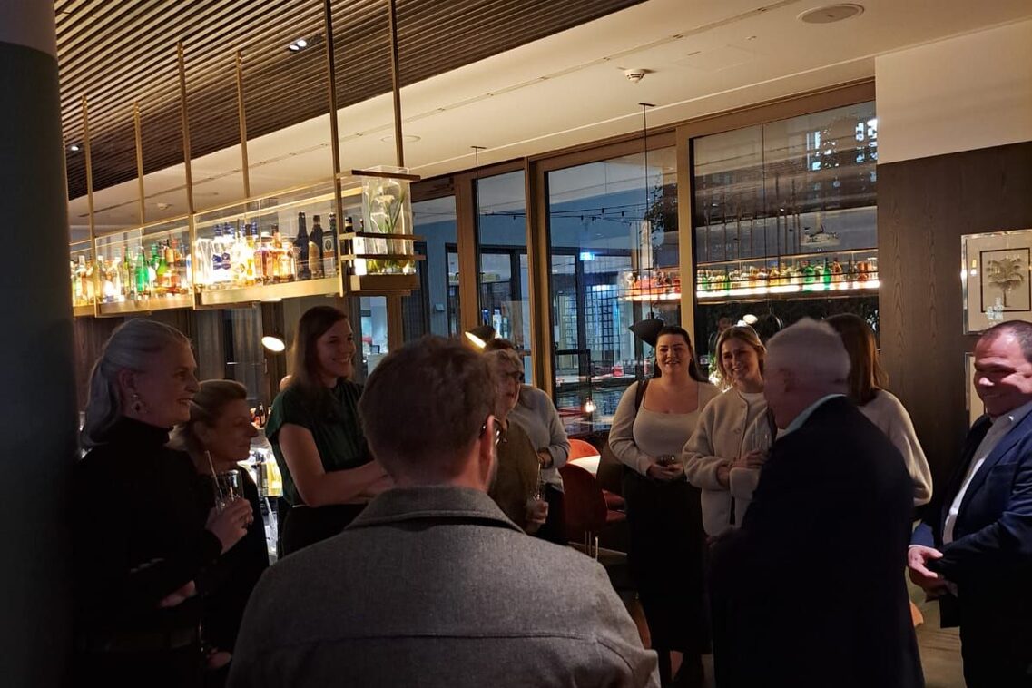 Gruppe Menschen in Hotellobby