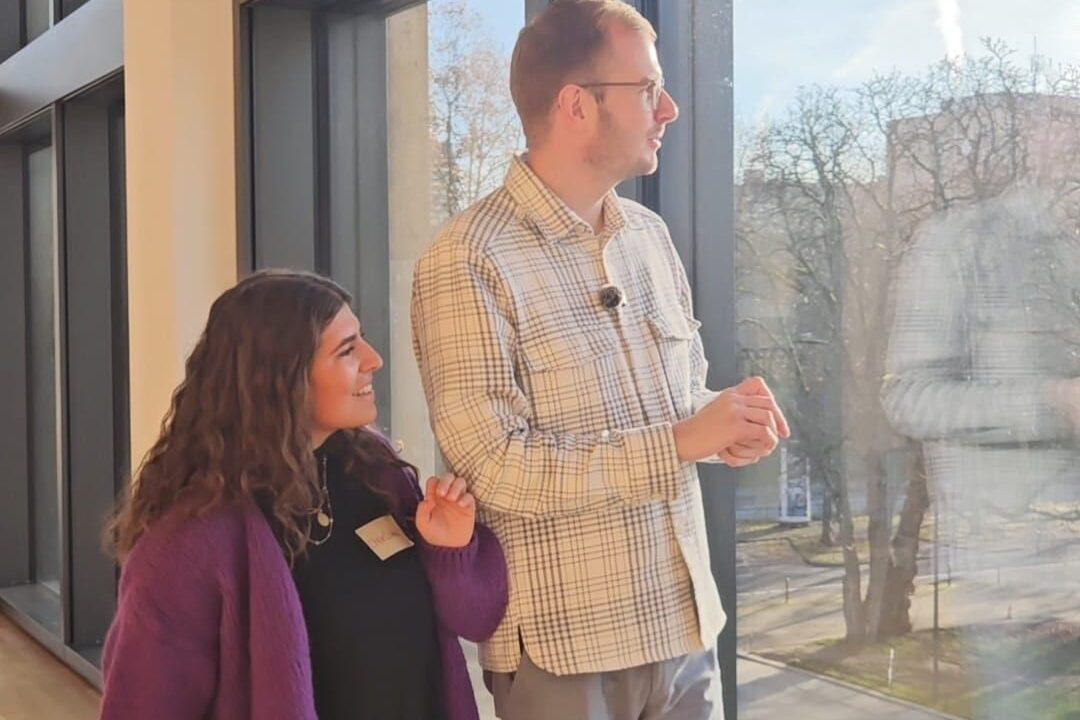 Zwei Menschen schauen bei Gespräch aus RMCC raus