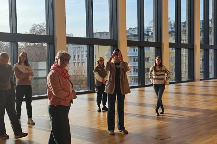 Menschen im Terrassensaal