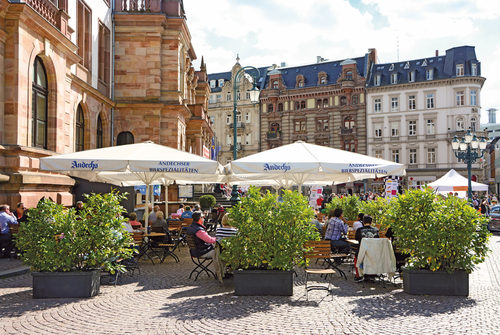 Eine Terrasse im Restaurant am Marktplatz, Menschen sitzen und essen
