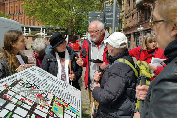 Taktiler Stadtplan in Wiesbaden gegenüber der Tourist-Information.