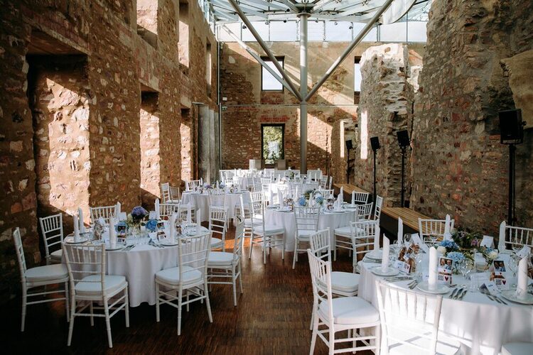 Wedding setting in the Platte hunting lodge