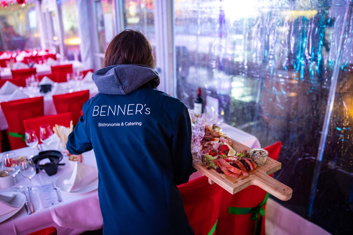 Kellneri in Benners Pullower serviert das Essen