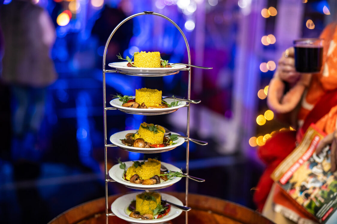 Etagere mit Couscous-Salat