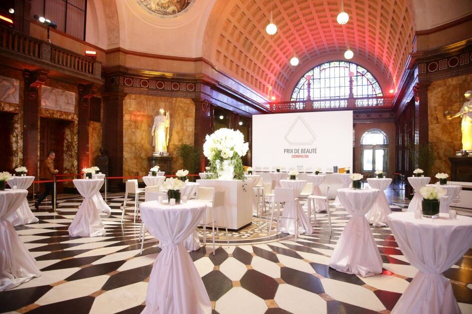 Empfang im Foyer des Kurhaus Wiesbaden - Stehtische mit Blumenschmuck und festlicher Beleuchtung