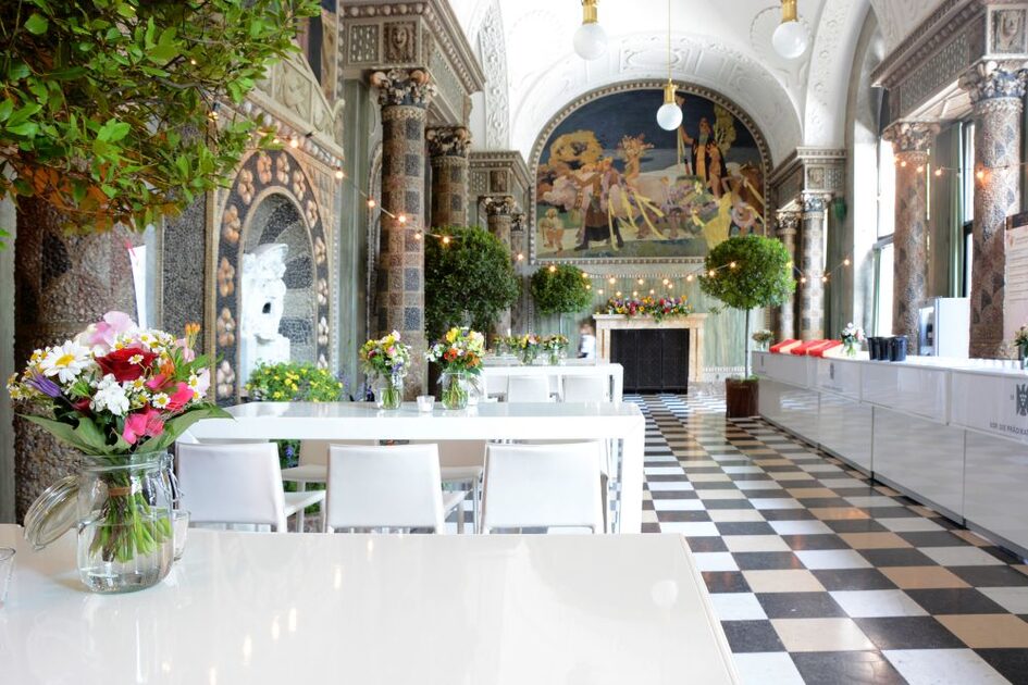 Muschelsaal Kurhaus - Bistrobestuhlung und Blumenschmuck