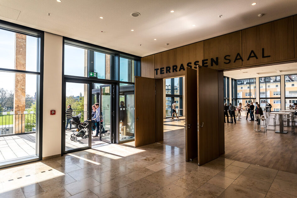 زوّار المعرض التجاري في شرفة البهو