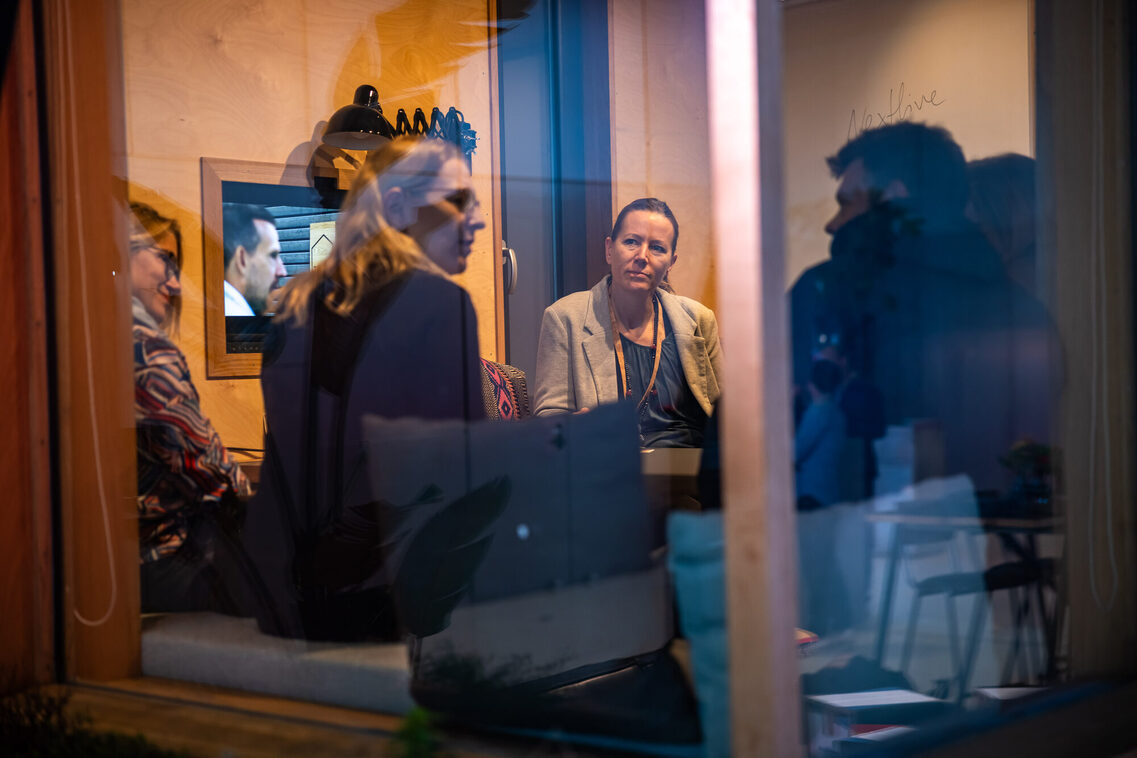 Menschen unterhalten sich in der Messehalle