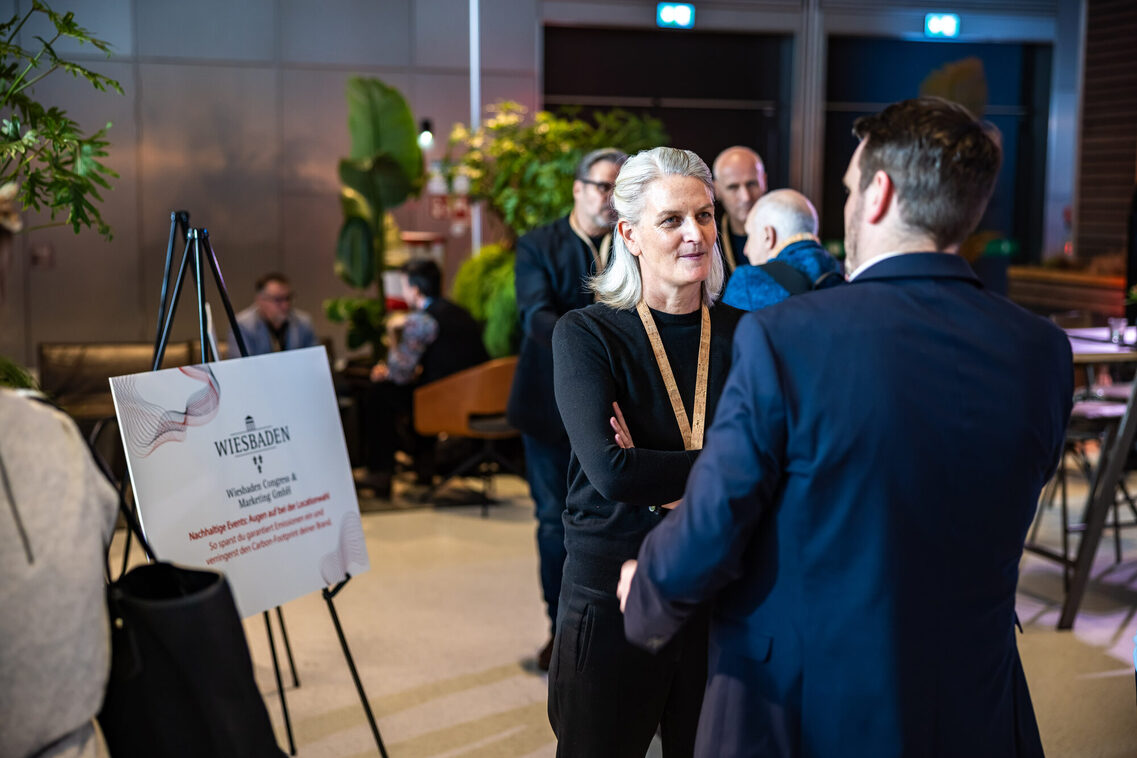 Eine Frau und ein MAnn unterhalten sich in der Messehalle