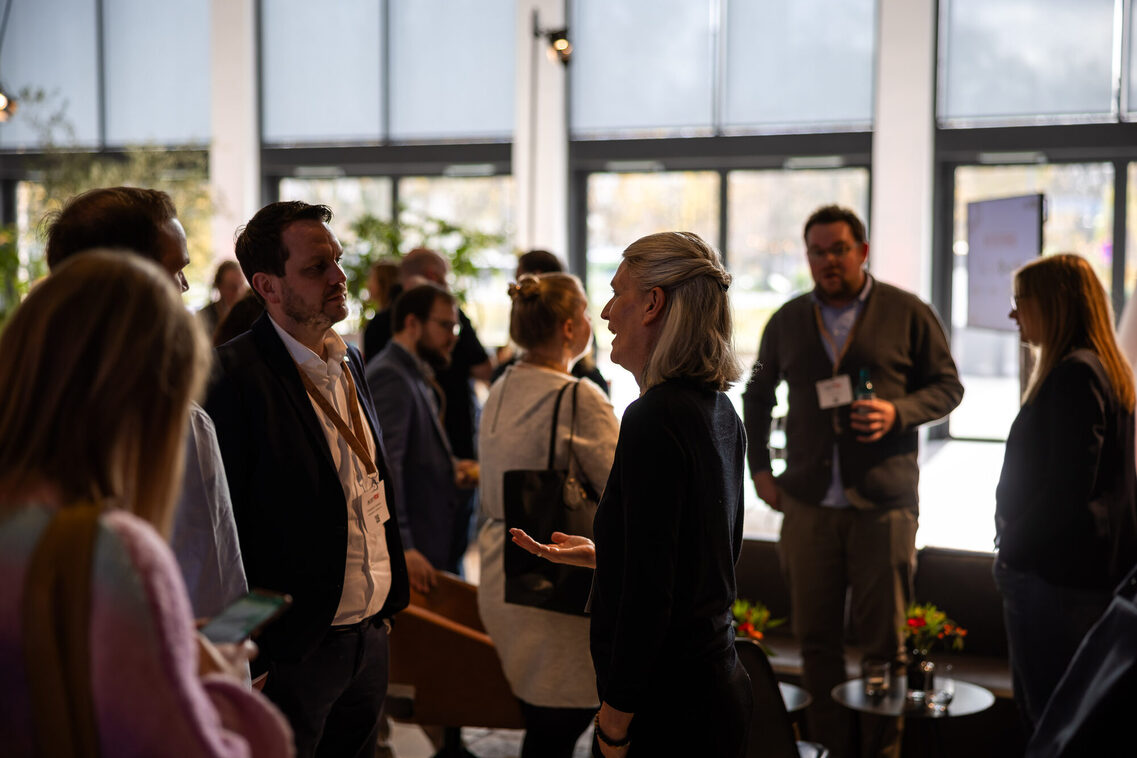 Menschen unterhalten sich in der Messehalle