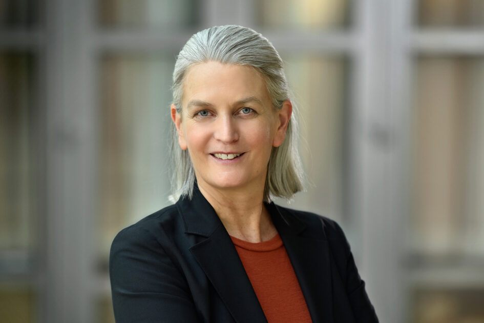 Porträtfoto Anne Motzki lächelnd mit Bob-Frisur im Blazer.