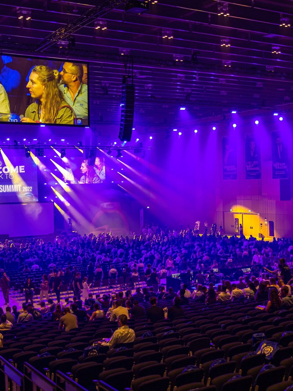 يجلس الجمهور أمام المسرح في القاعة