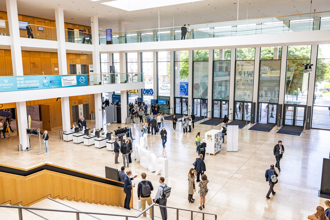 Kongressgäste im Foyer Zentral des RMCC