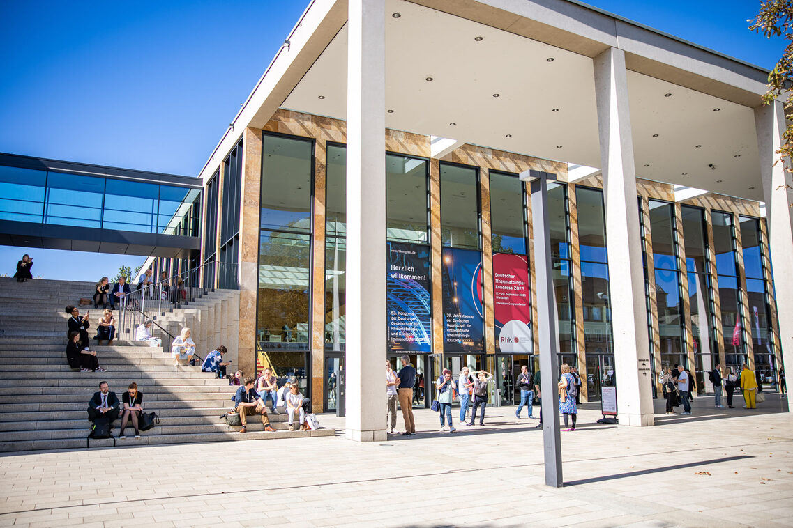 Kongressbesucher befinden sich vorm RheinMain CongressCenter