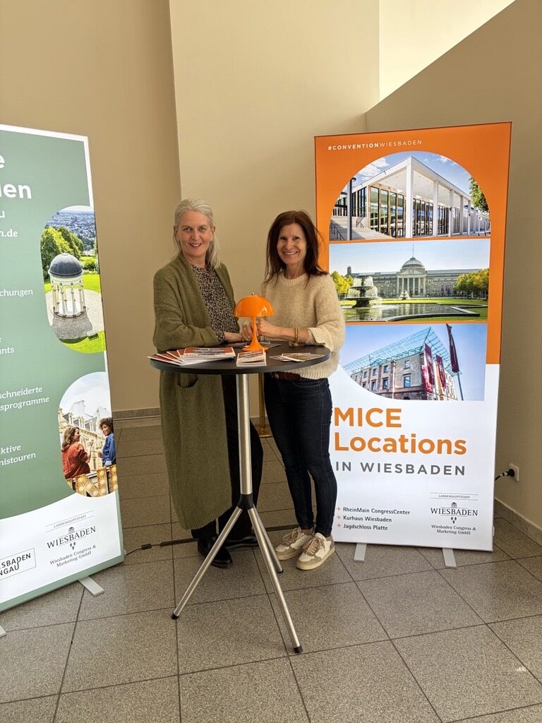Zwei Frauen stehen auf dem Bowling Green in Wiesbaden