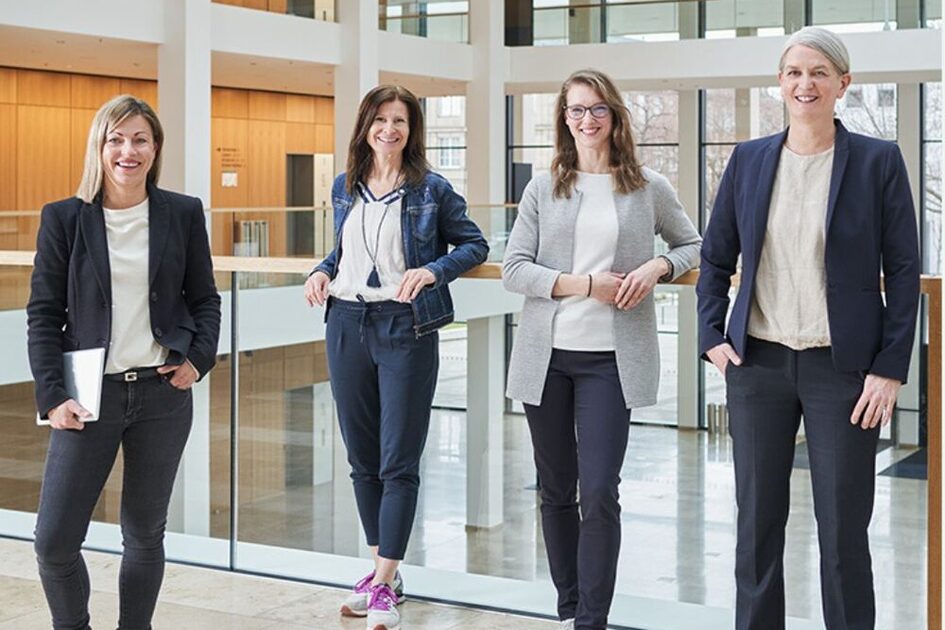Convention TEam, fünf Frauen beim Fotoshooting