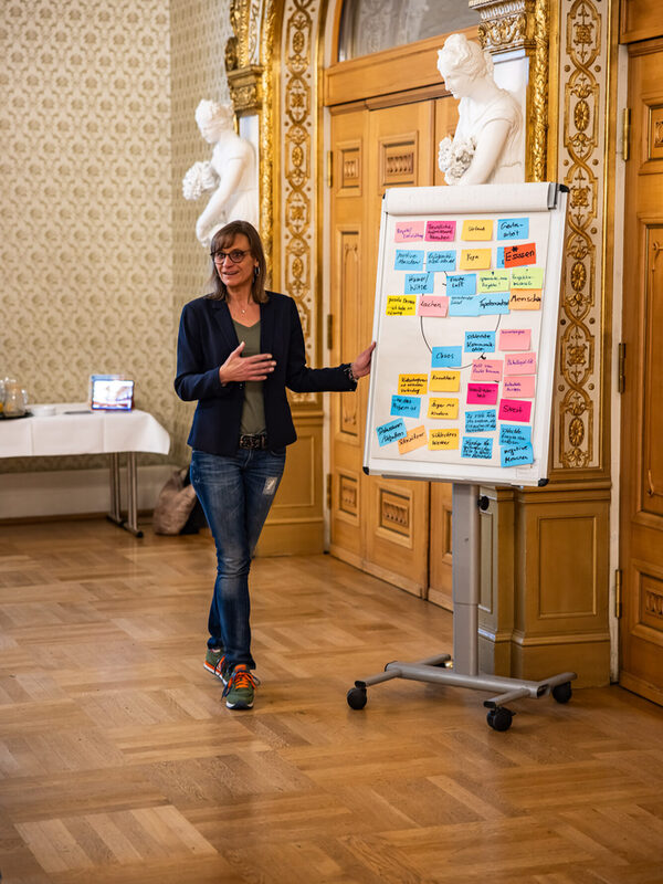 Martina Schmid hält einen Vortrag