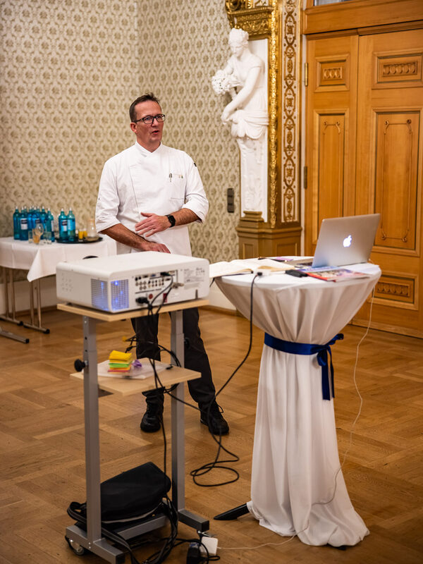 Robert Standfuß hält einen Vortrag