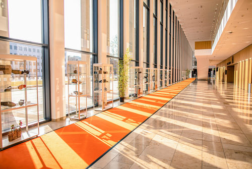 Foyer mit einem orangenen Teppich im RMCC