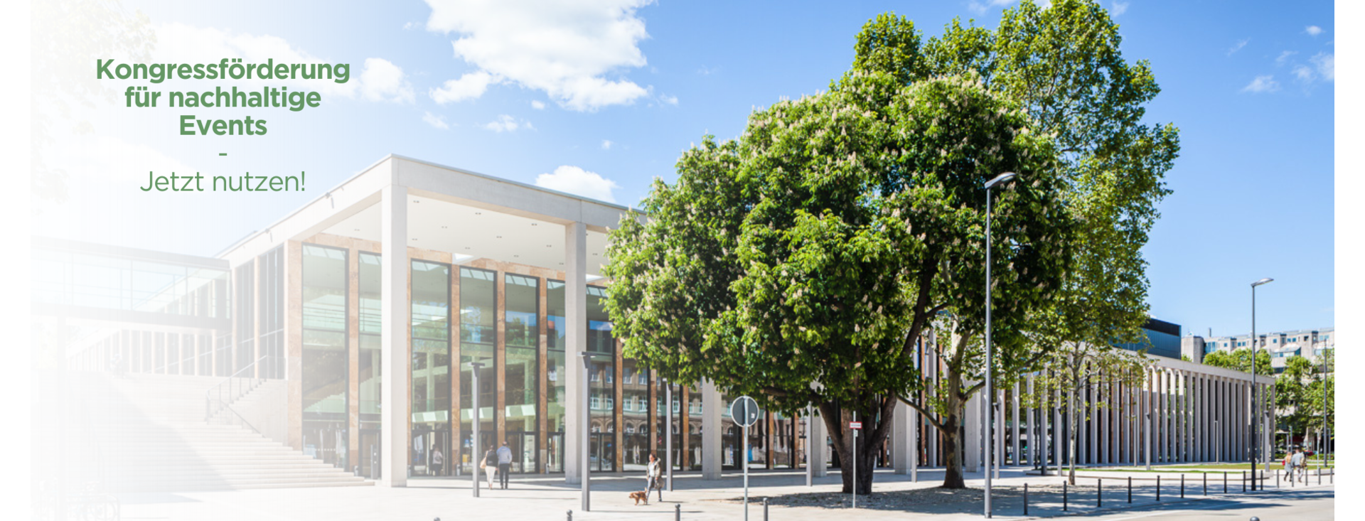 Außenansicht RMCC Wiesbaden mit einem Störer darüber, der auf das neue Förderprogramm von nachhaltigen Events hinweist.