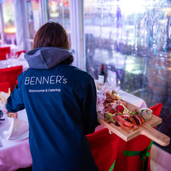 Kellneri in Benners Pullower serviert das Essen