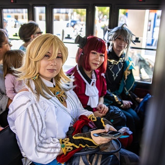 Drei Frauen in Manga-Kostümen in der THermine