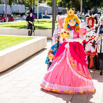 Eine Persone in Mario Prinzessin posiert vor der Kamera