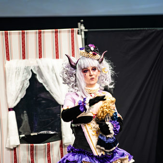 Eine Frau in Manga-Kostüm tritt auf der Bühne auf.