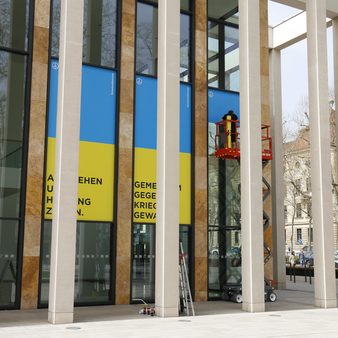 Aufkleber in den Farben der ukrainischen Flagge an der Fassade des RMCC