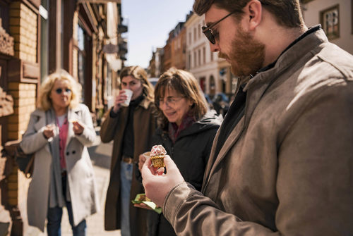 Menschen beim Food Tasting