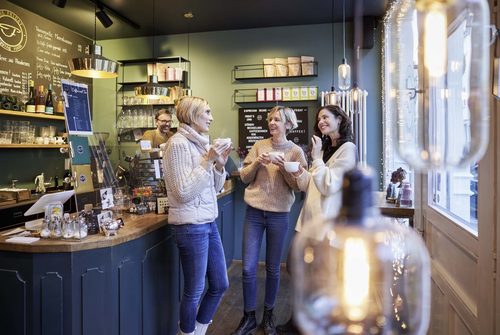 Drei Frauen in einem Wiesbadener Café