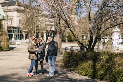 Ein Mann und eien Frau im Park