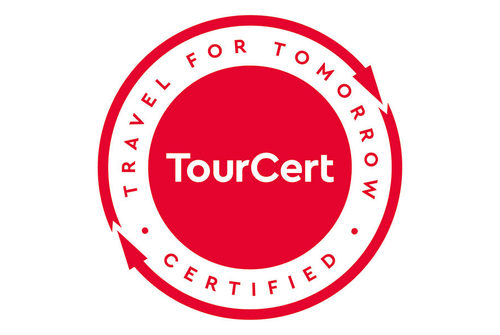 Logo TourCert - Rote Schrift auf weißem Grund